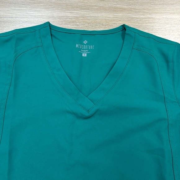 Med Couture Insight V-Neck Side Pocket Scrub Top Hunter Green - Picture 5 of 8